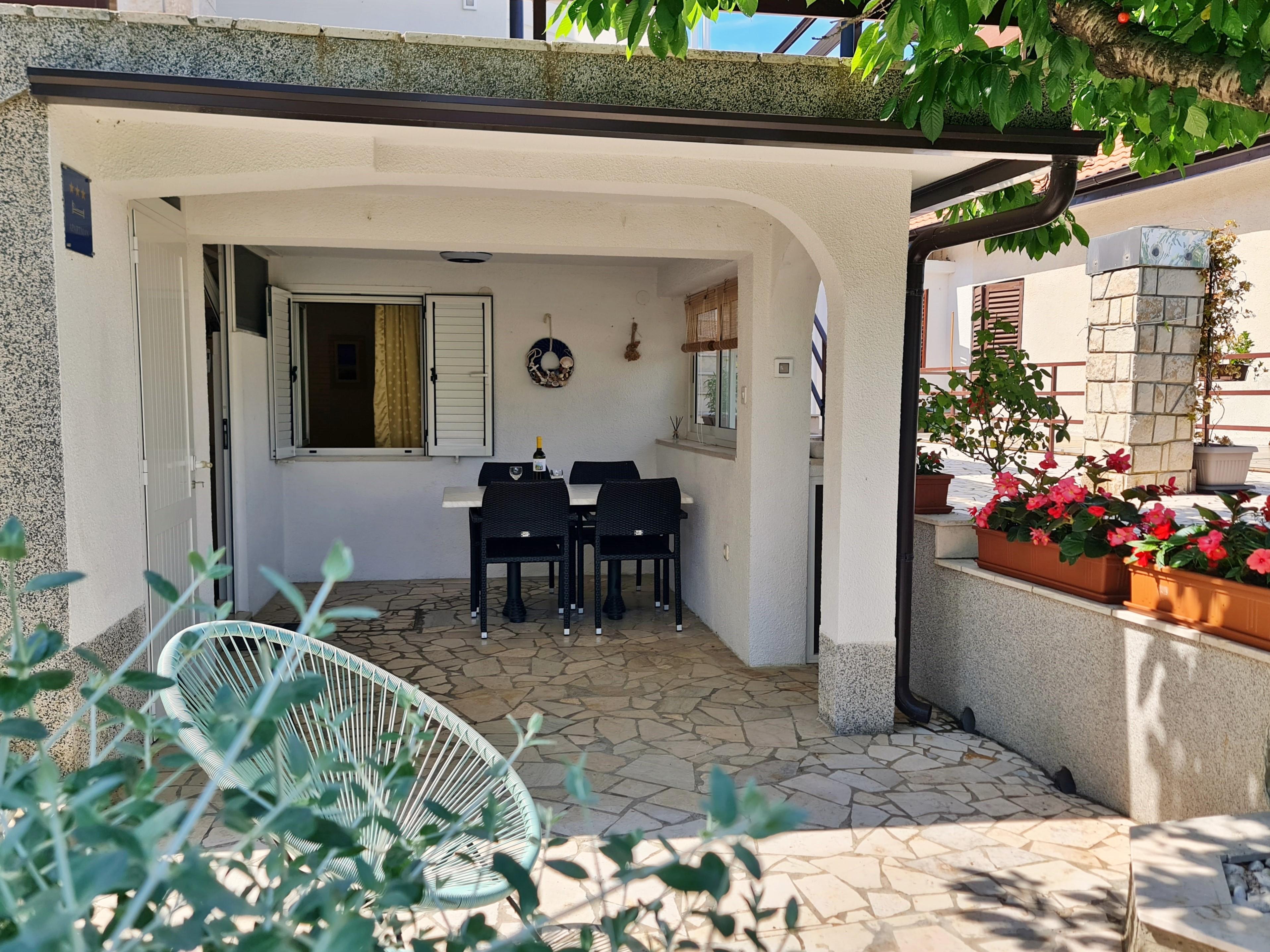 50m² Erdgeschoßwohnung nur 20m vom Meer - mit Klima & Internet