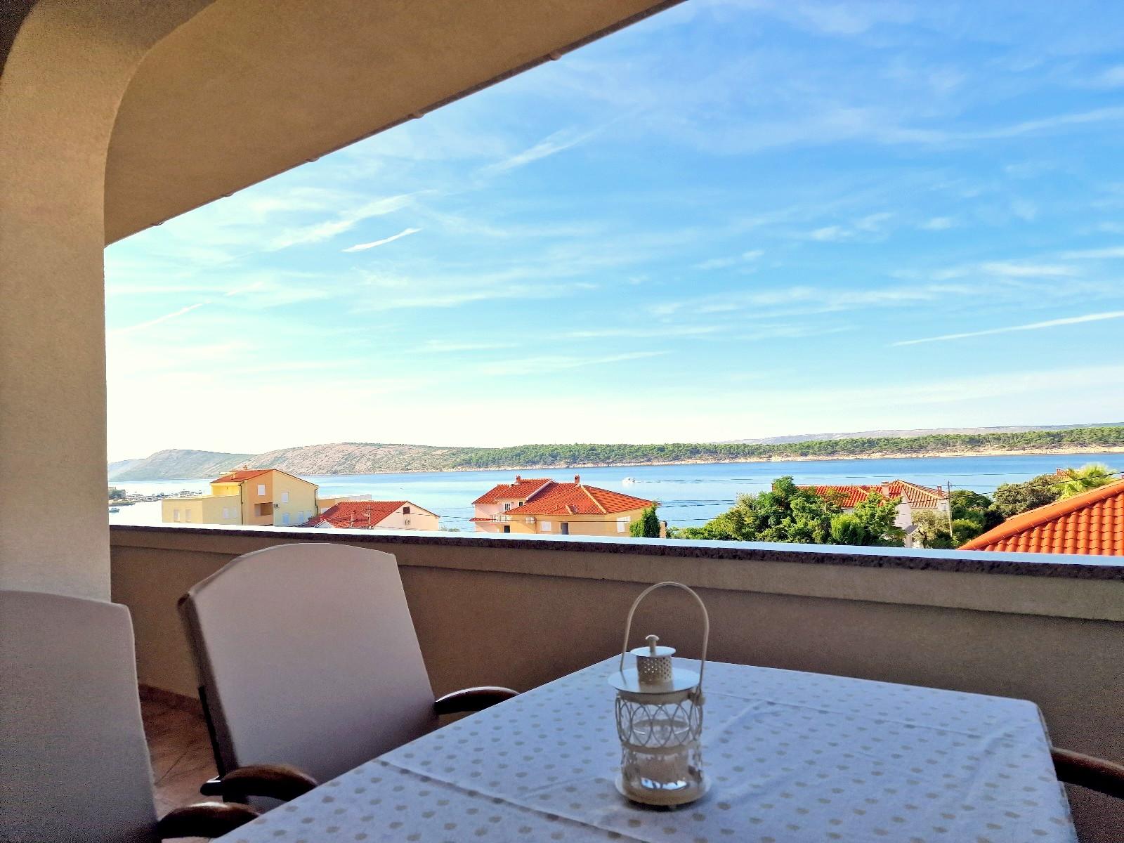 Helle, klimatisierte Urlaubsunterkunft mit großem Balkon für 2-4 Per