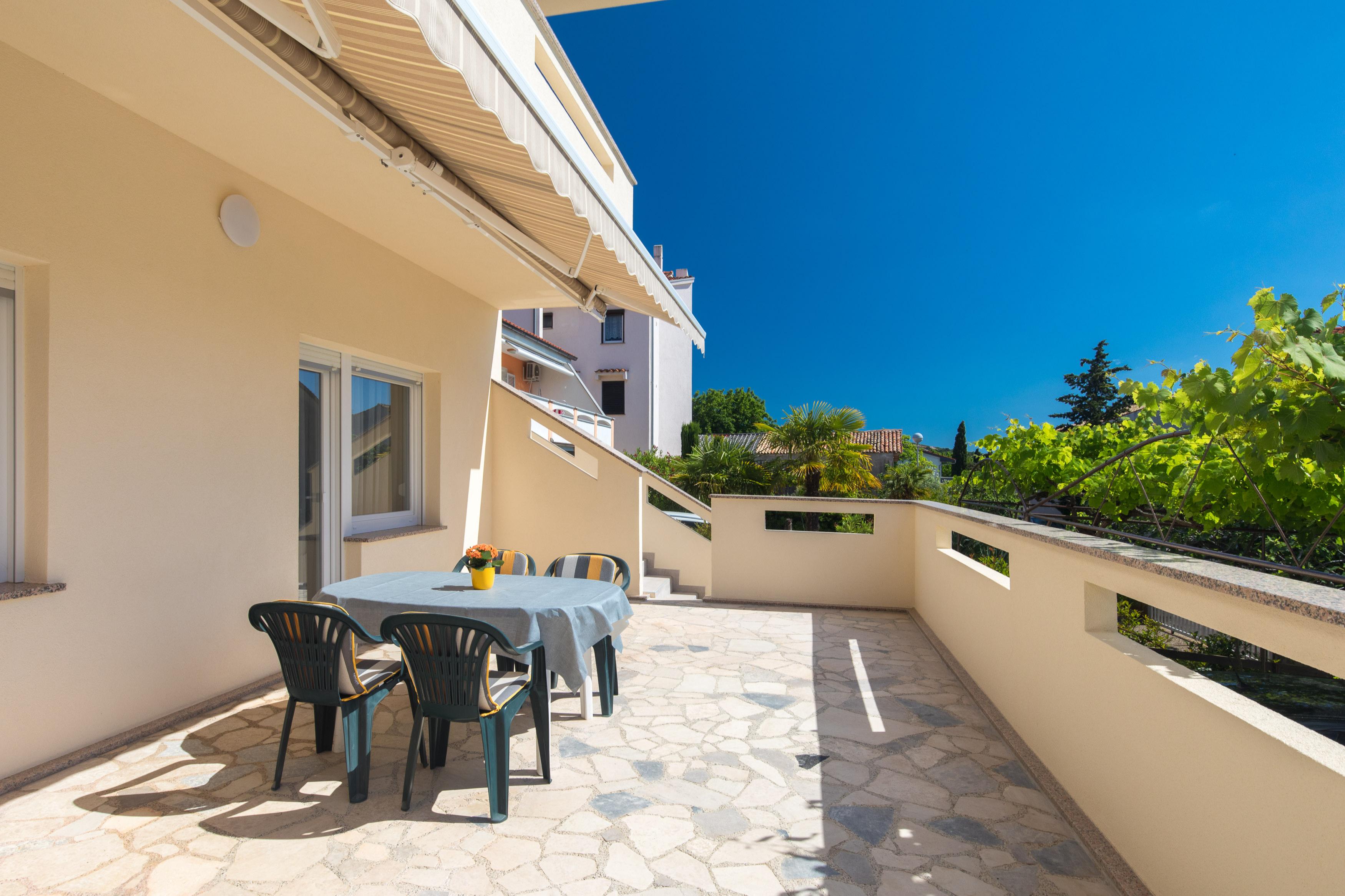 Wohnung für 4-5 Personen mit großer Terrasse, Klima und Internet