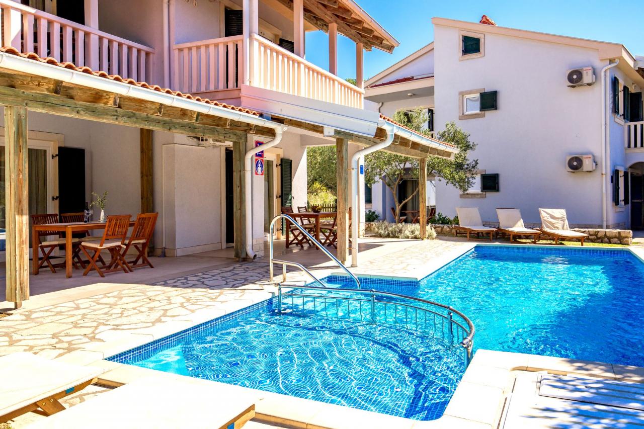 Pool, Garten u. Grill für alle Gäste nutzbar - 4 Personen-App. im EG.