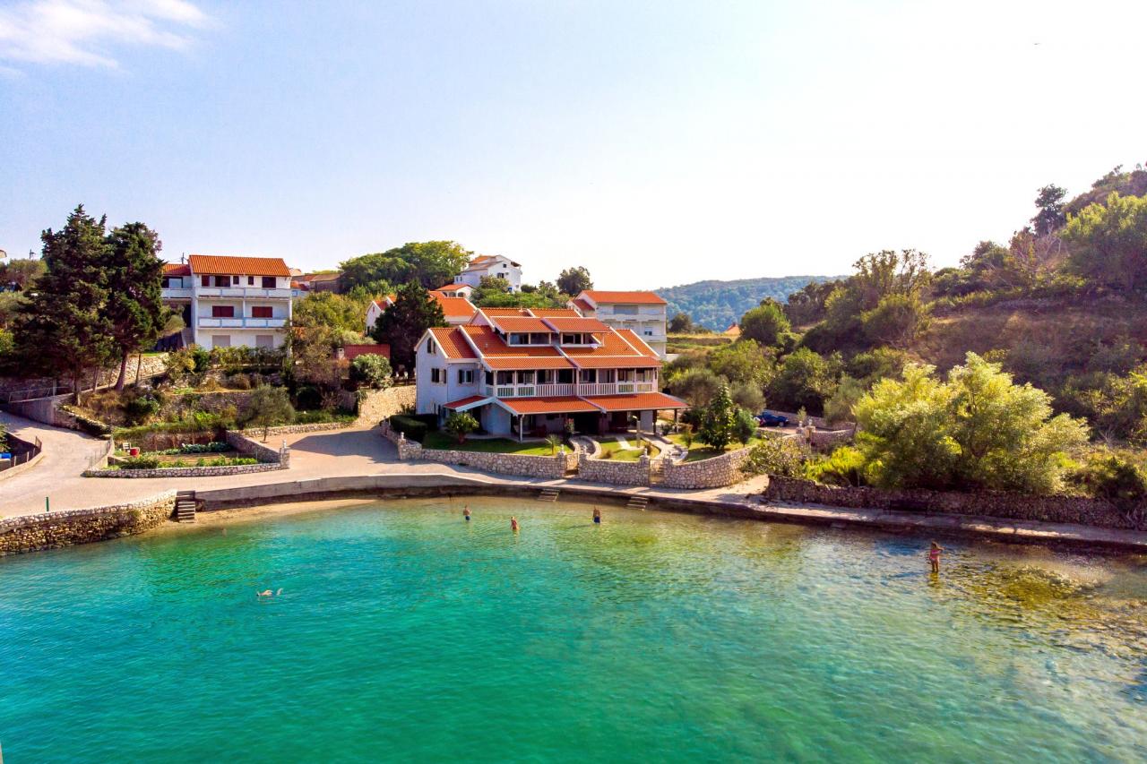 10 m zum Strand - Unterkunft für 4 Pers mit Pool, Klima und Sat-Tv