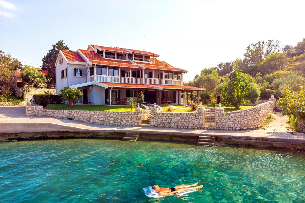 Urlaubsdomizil für 4-6 Pers mit Swimmingpool - Nur 10 m zum Strand!