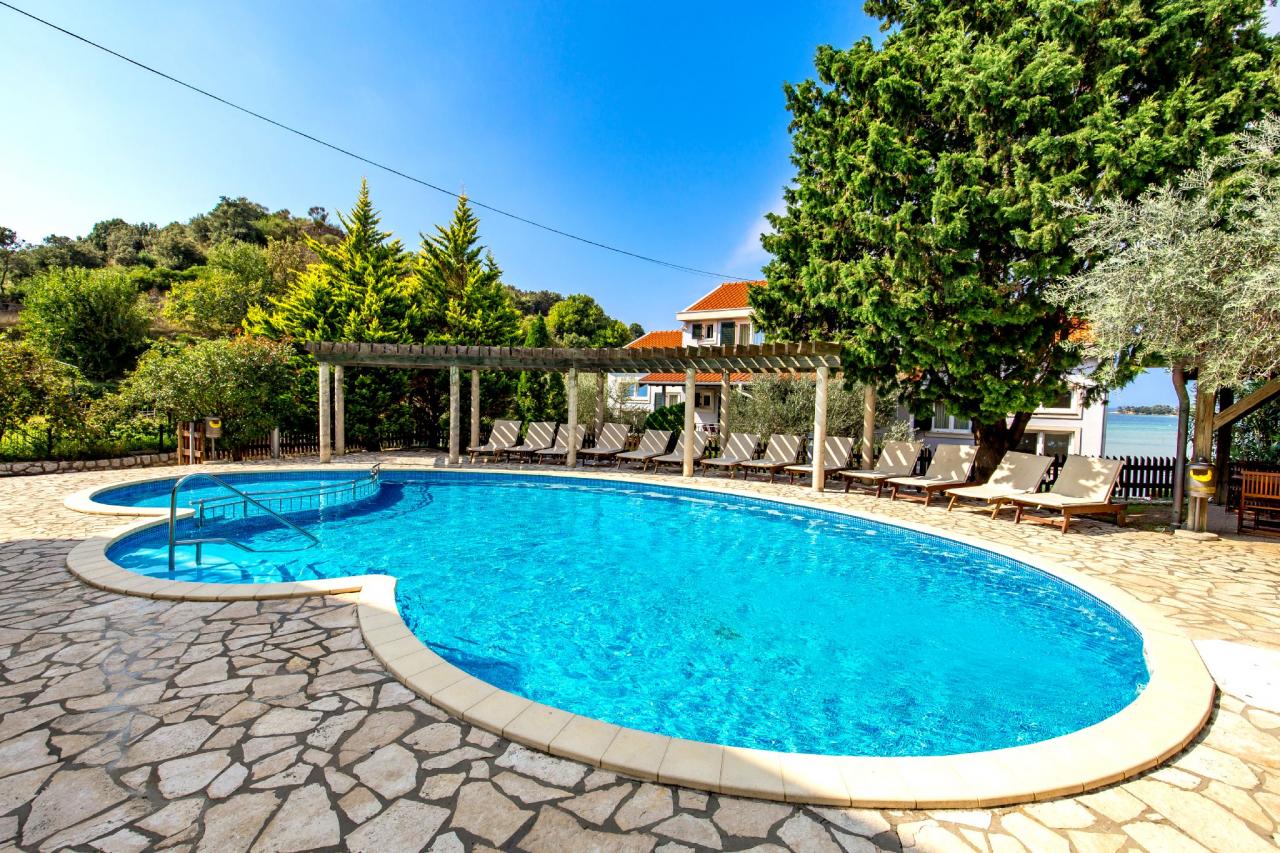Urlaubsapartment mit Pool für 6 Personen - Nur 10 m zum Strand!