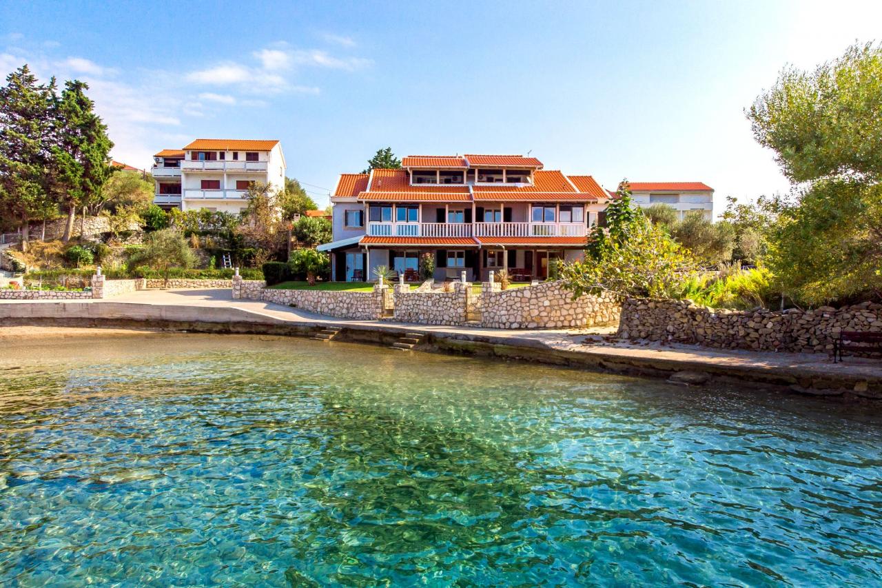 Familienunterkunft mit Pool direkt am Meer - 40 ², 1.OG mit Klima