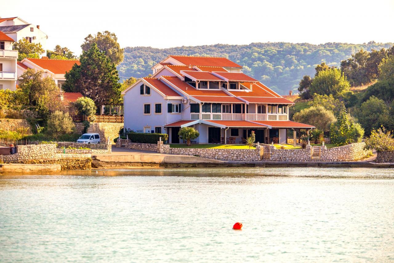 10 m zum Meer - Apartment für 4 Pers mit Pool, Klima, Meerblick