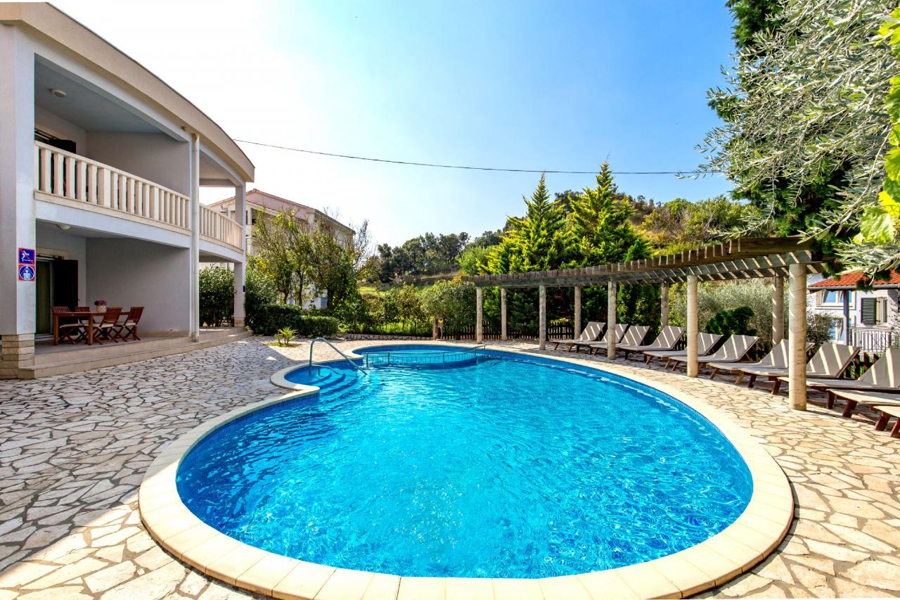 Urlaubsoase mit gemeinsamen Pool für 6 Pers - nur 50 m zum Strand!