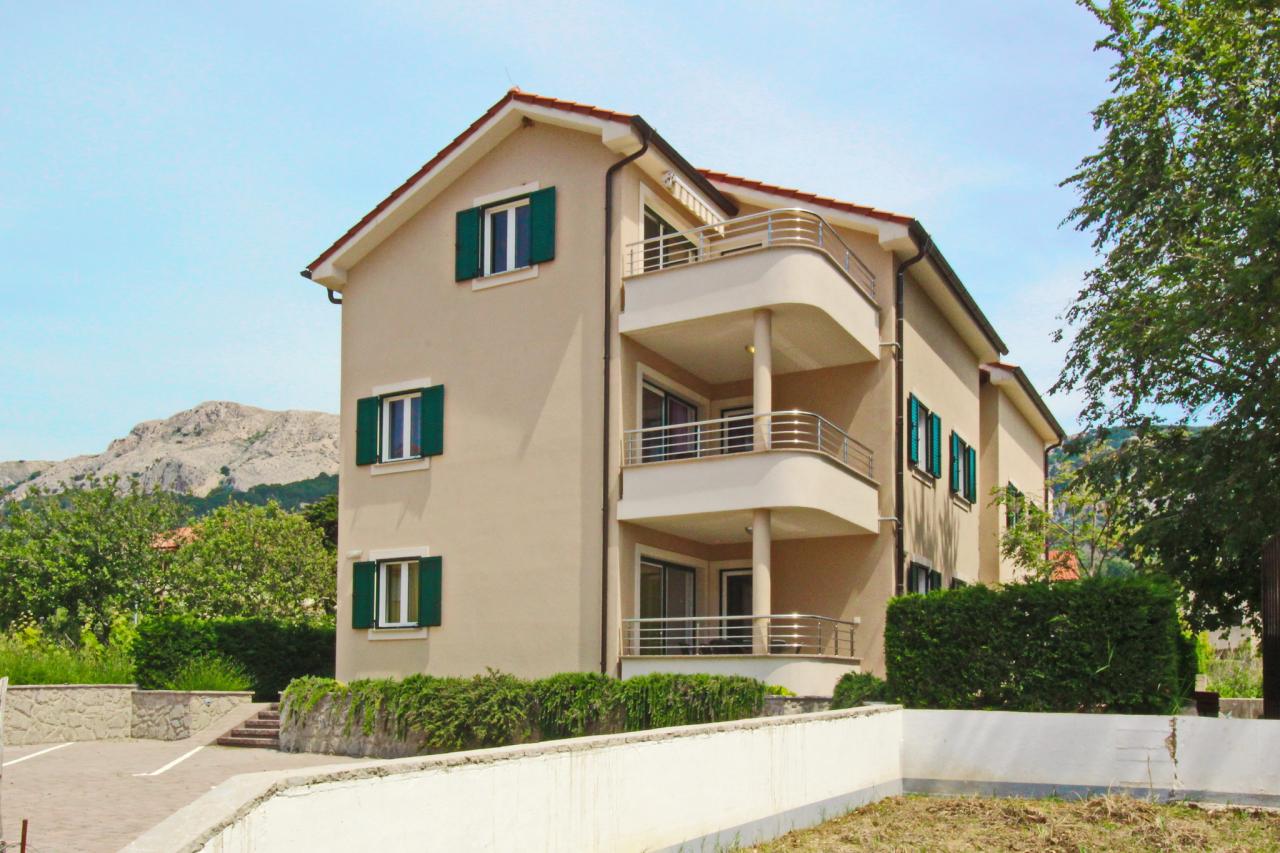 Top moderne DG-Wohnung für 4-6 mit Balkon, Klima und Internet
