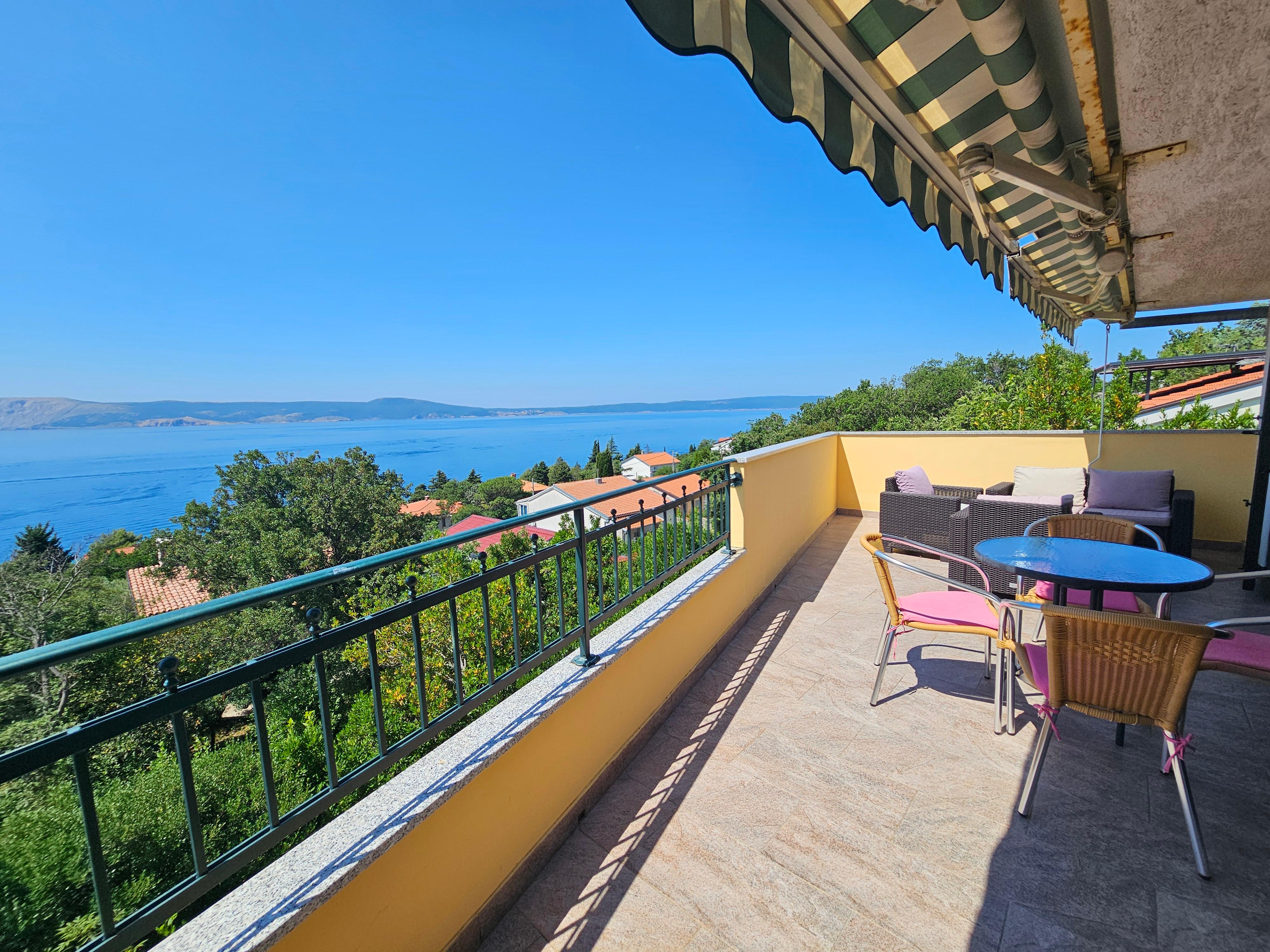 Apartment für 4-5 Personen, mit Terrase mit Meerblick