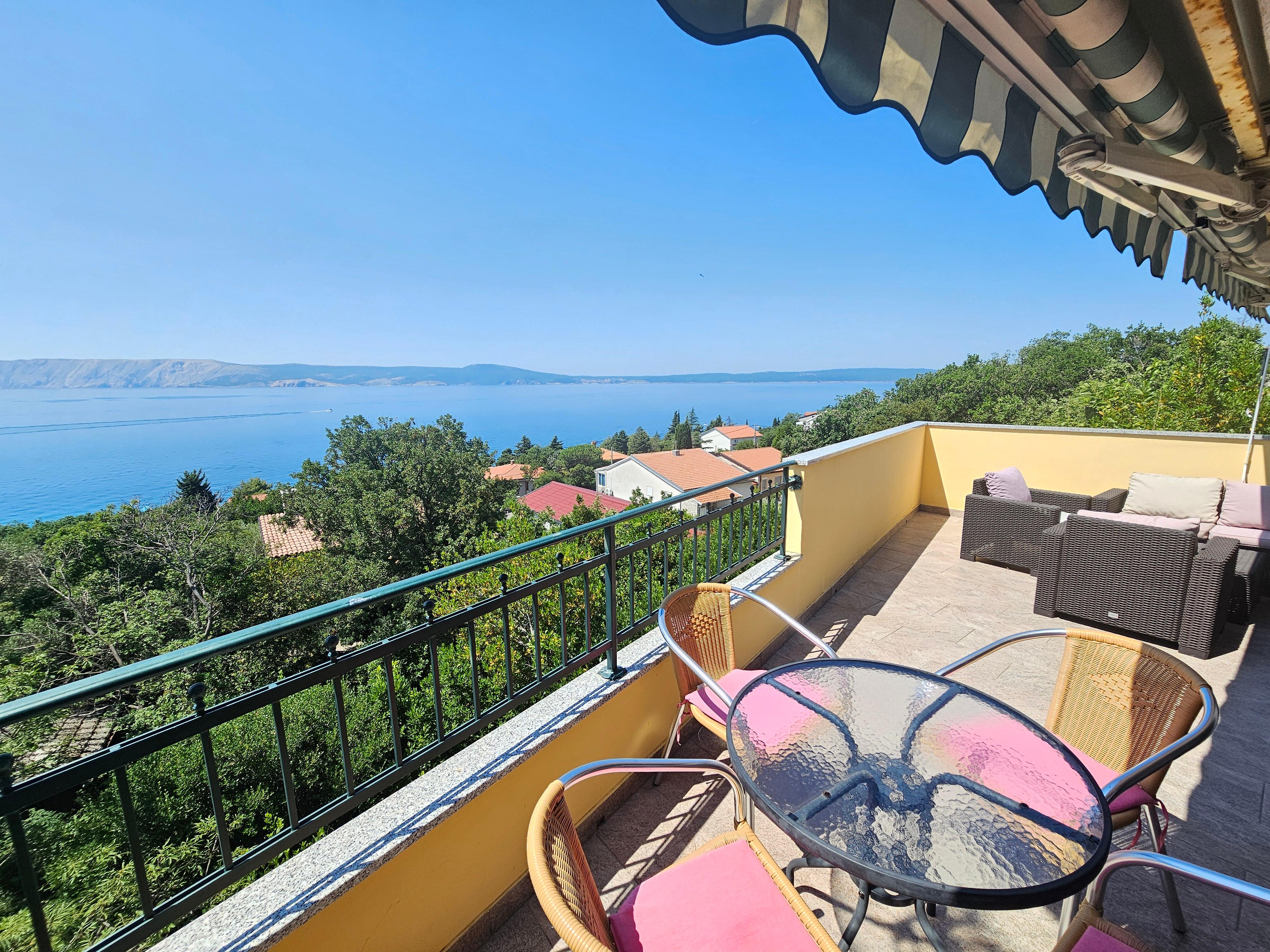 Apartment für 4-5 Personen, mit Terrase mit Meerblick