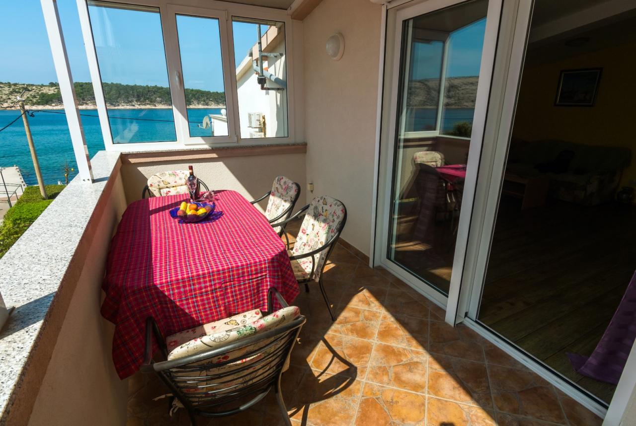 Farbenfrohe Wohnung für 4-5 mit Meerblick in direkter Strandnähe