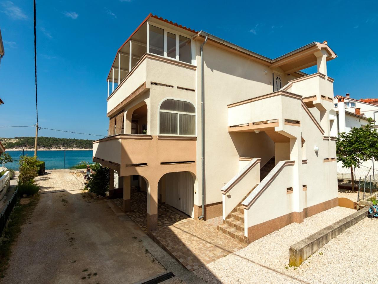 Farbenfrohe Wohnung für 4-5 mit Meerblick in direkter Strandnähe