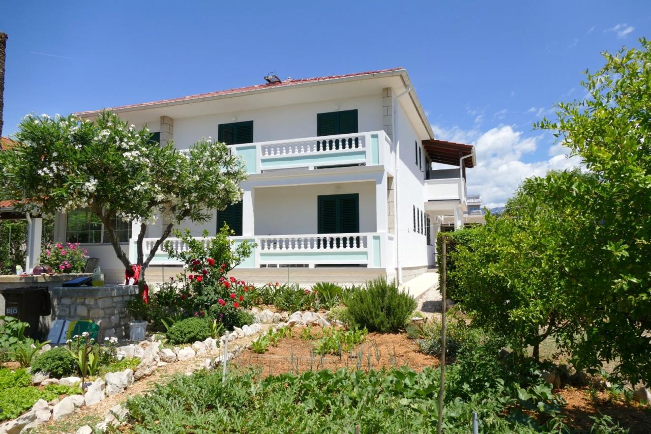 Nur 80 m zum Strand - Familienapartment m. Meerblick, Klima & Sat-Tv