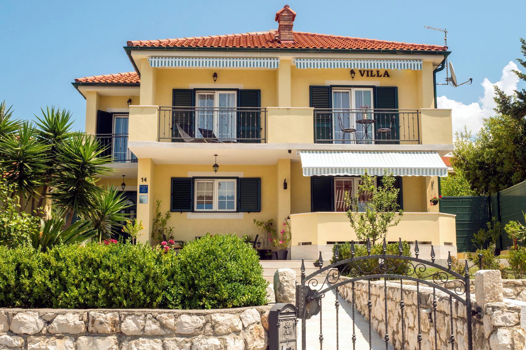 Stilvolles Ferienhaus für 6 Personen mit Meerblick direkt am Strand 