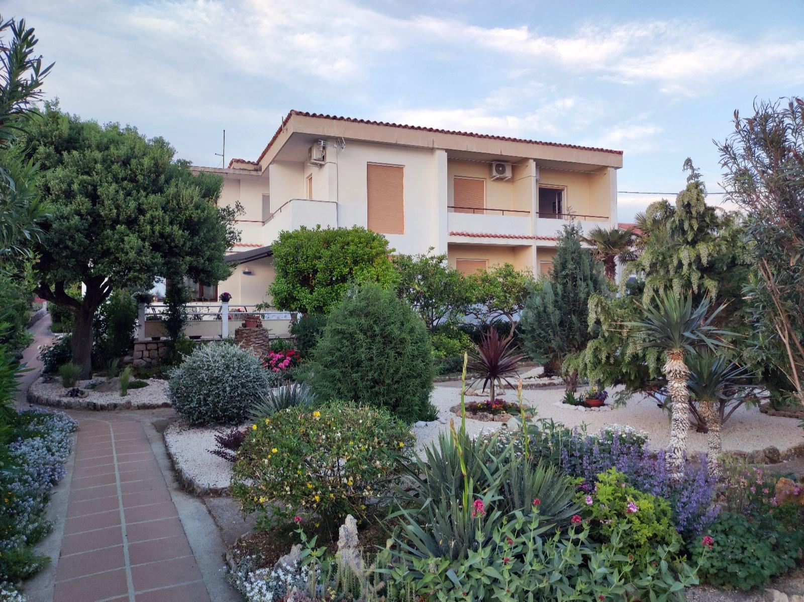 Klimatisierte Wohnung mit Garten, Tv, WLAN & Meerblick für 2-3 Pe