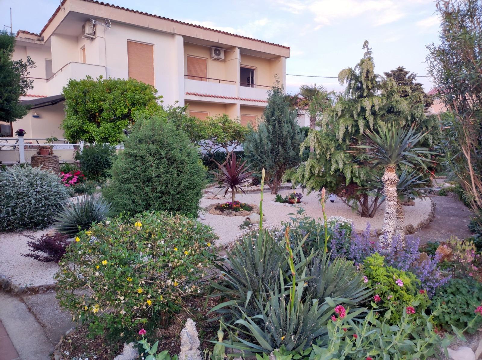 Klimatisierte Wohnung mit Garten, Tv, WLAN & Meerblick für 2-3 Pe