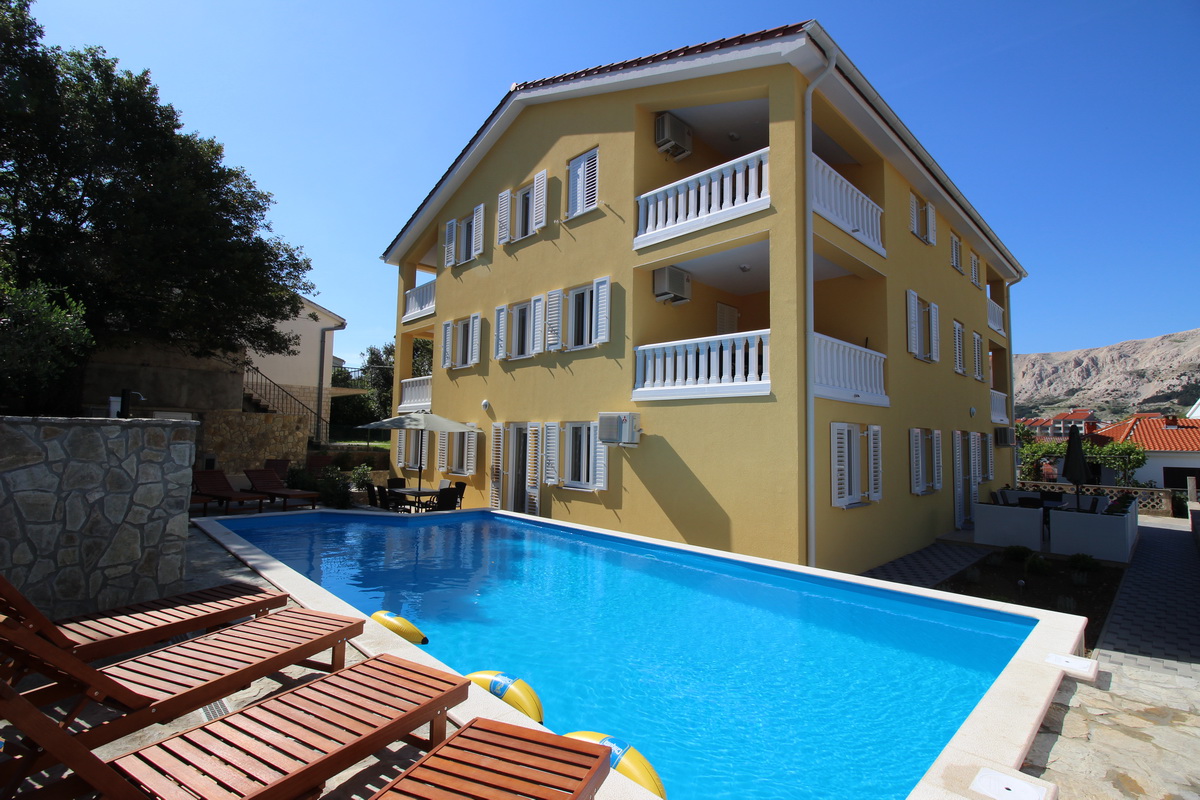 Modern eingerichtete Ferienwohnung mit Swimmingpool in Baska