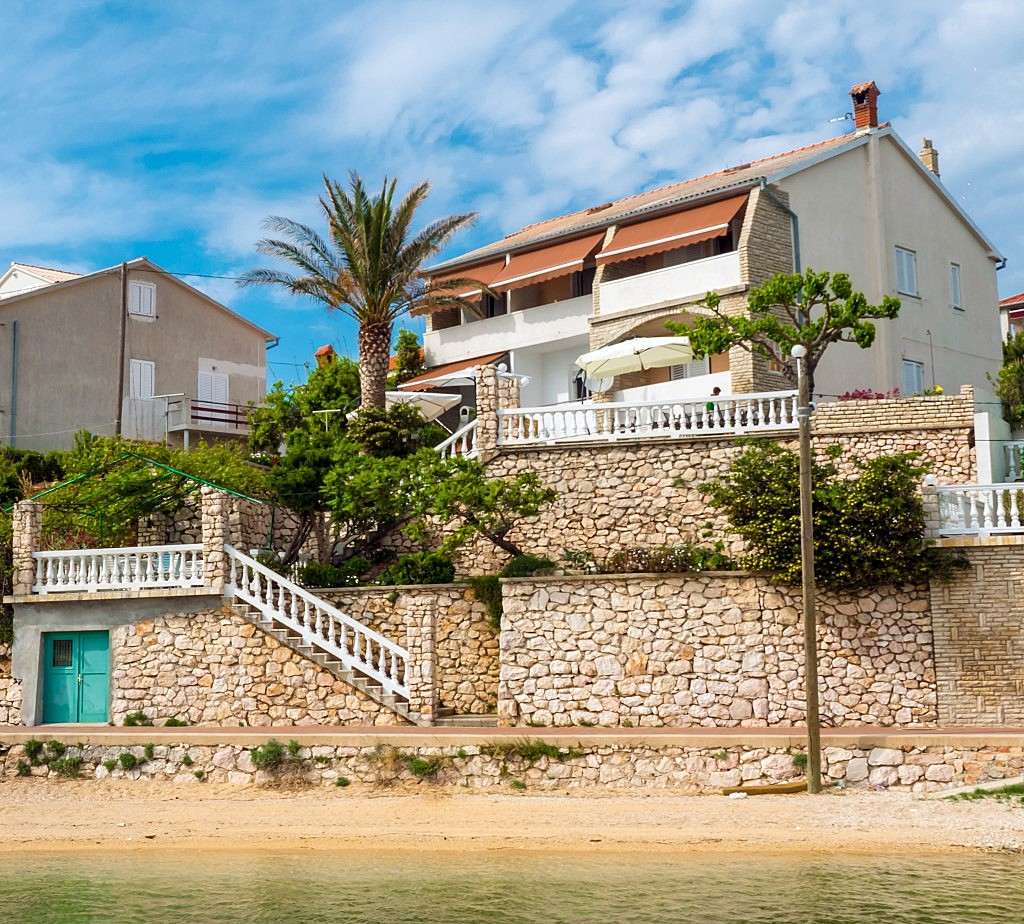 Urlaubsquartier im Ort Barbat direkt am Meer - mit Klima für 4 Gäste