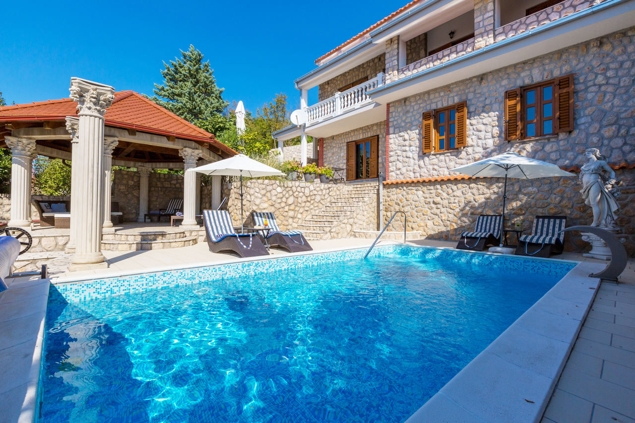 90 m² Wohneinheit mit Swimmingpool, 3 SZ, 2 BZ, Klima, Meerblick