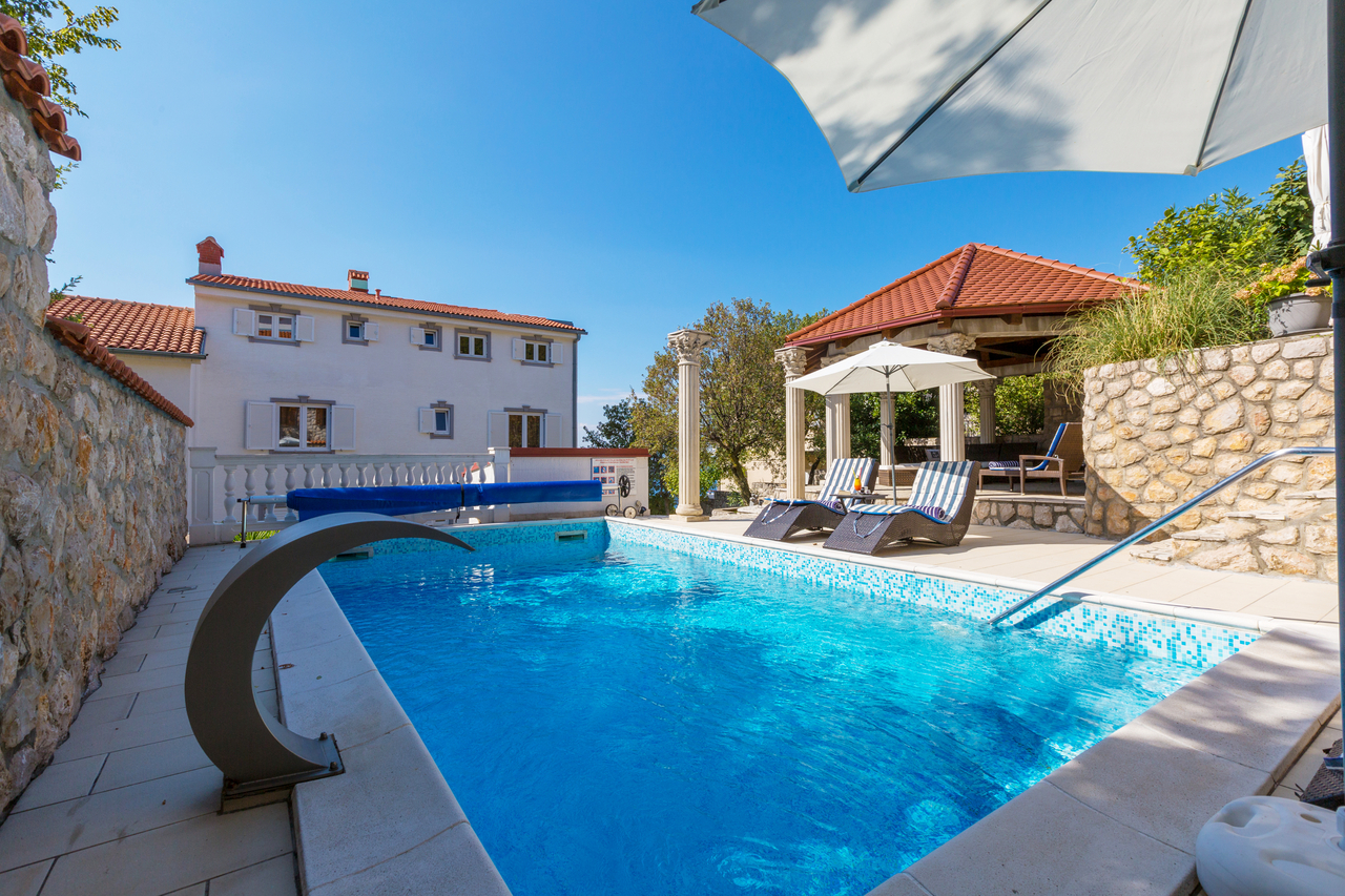 90 m² Wohneinheit mit Swimmingpool, 3 SZ, 2 BZ, Klima, Meerblick