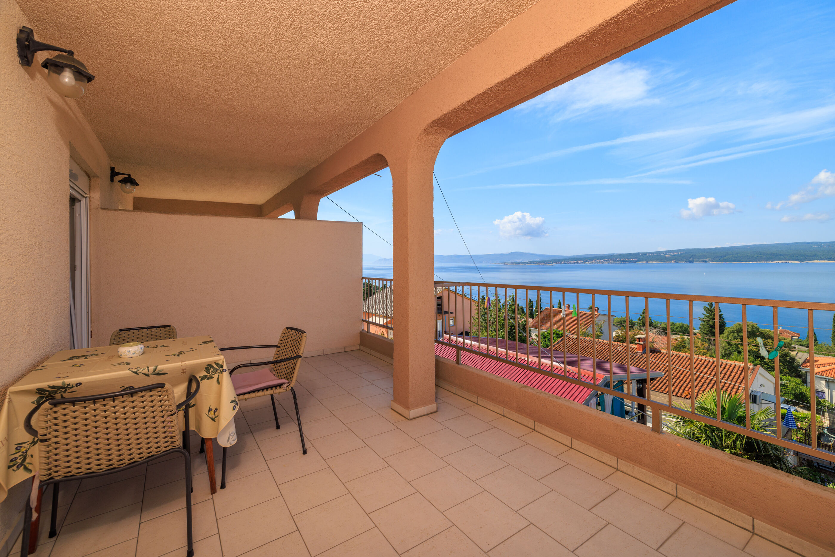 Studio mit 20 m² großer, überdachter Terrasse mit schönem Meerblick