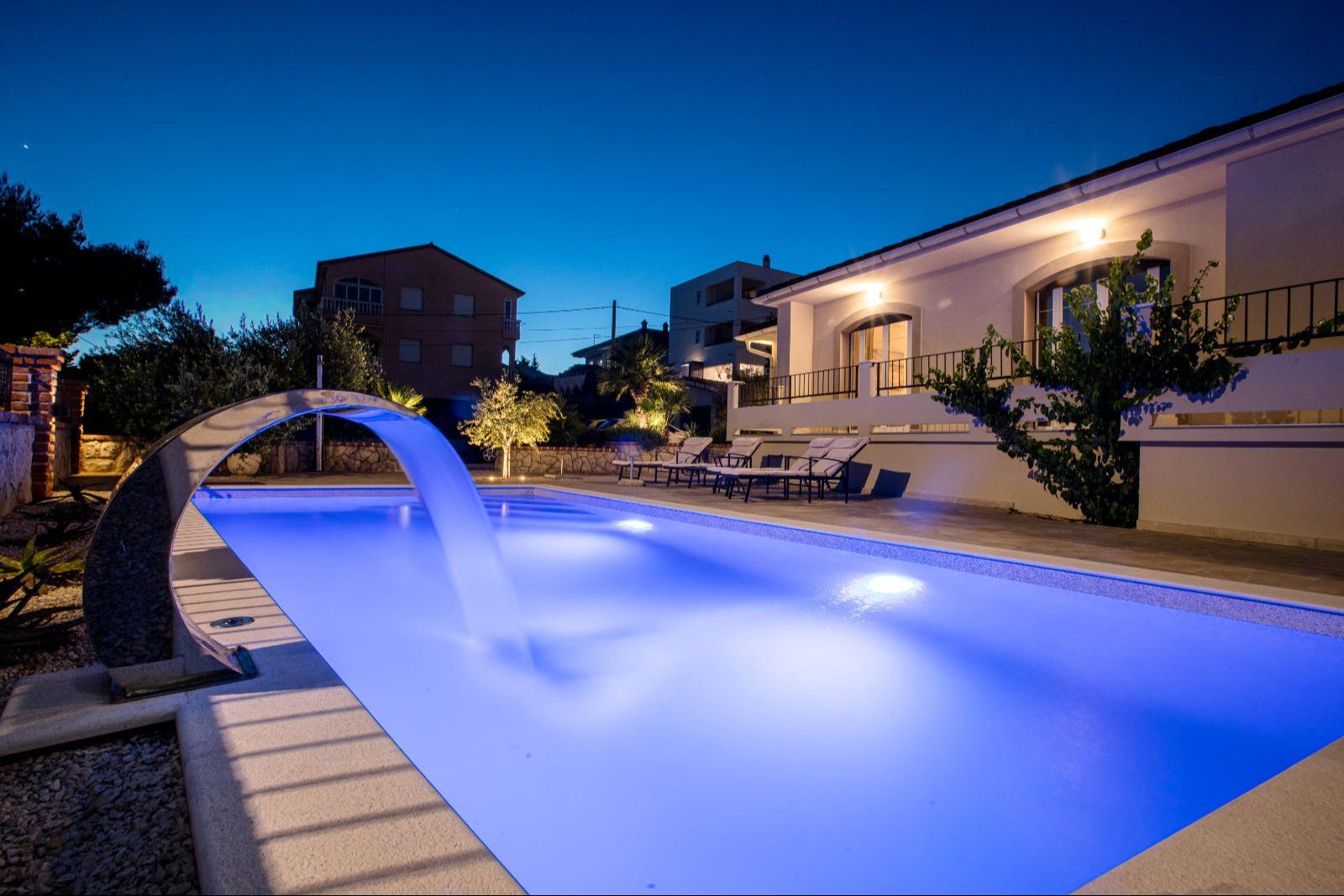 Strandnahes Ferienhaus für 6 Personen mit Pool und Whirlpool