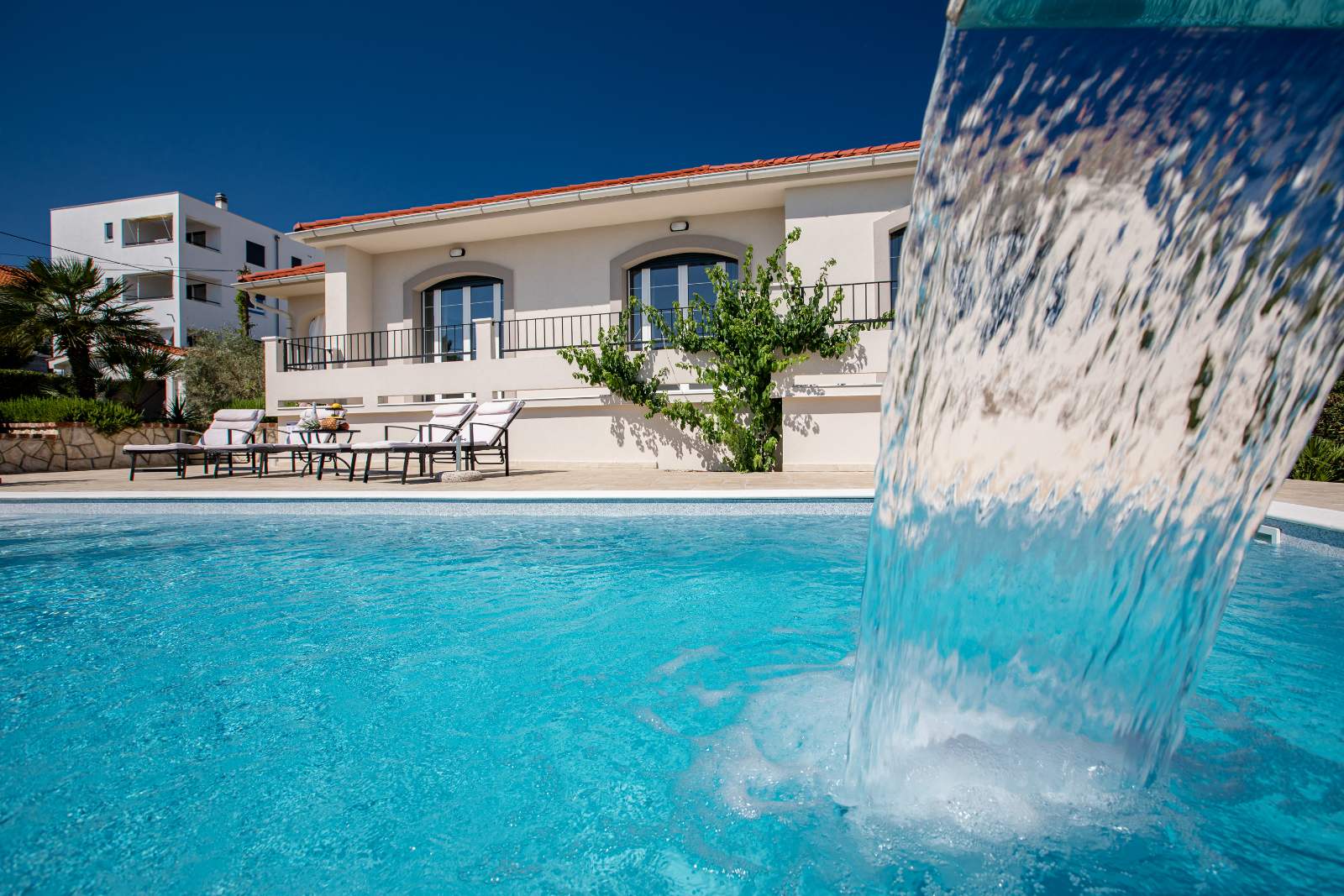 Strandnahes Ferienhaus für 6 Personen mit Pool und Whirlpool