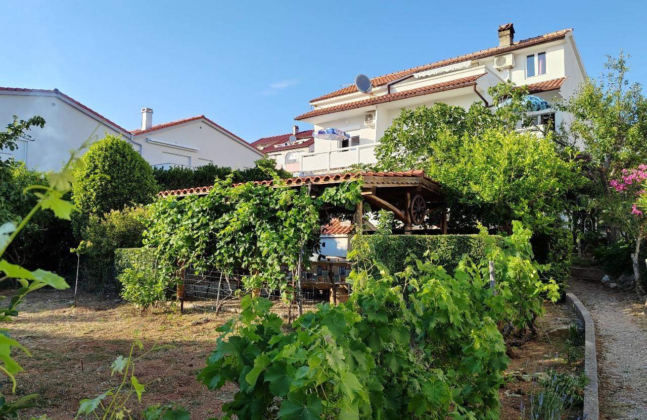 Ruhig gelegen am Rande von Barbat - Appartement für 4-6 mit Meerblick