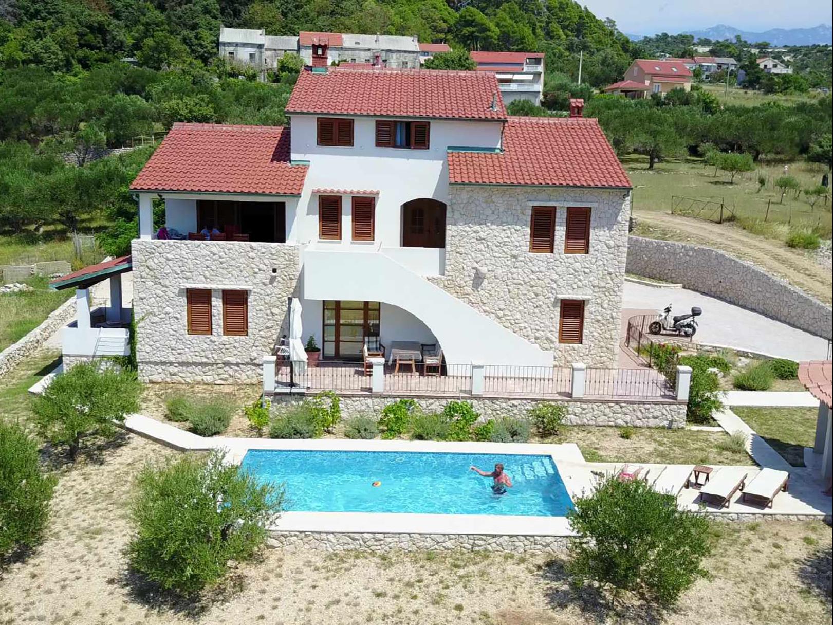 Ferienwohnung mit Swimmingpool, Klima, Sat-TV