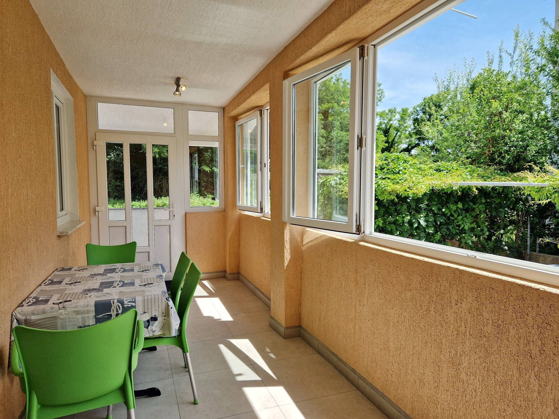 Apartment mit überdachtem Balkon, 550 m vom Strand 