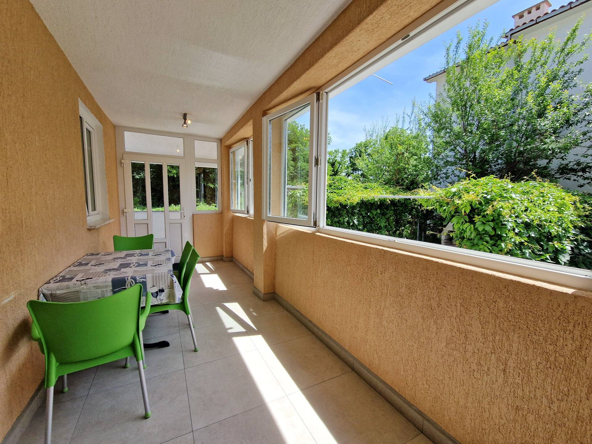 Apartment mit überdachtem Balkon, 550 m vom Strand 