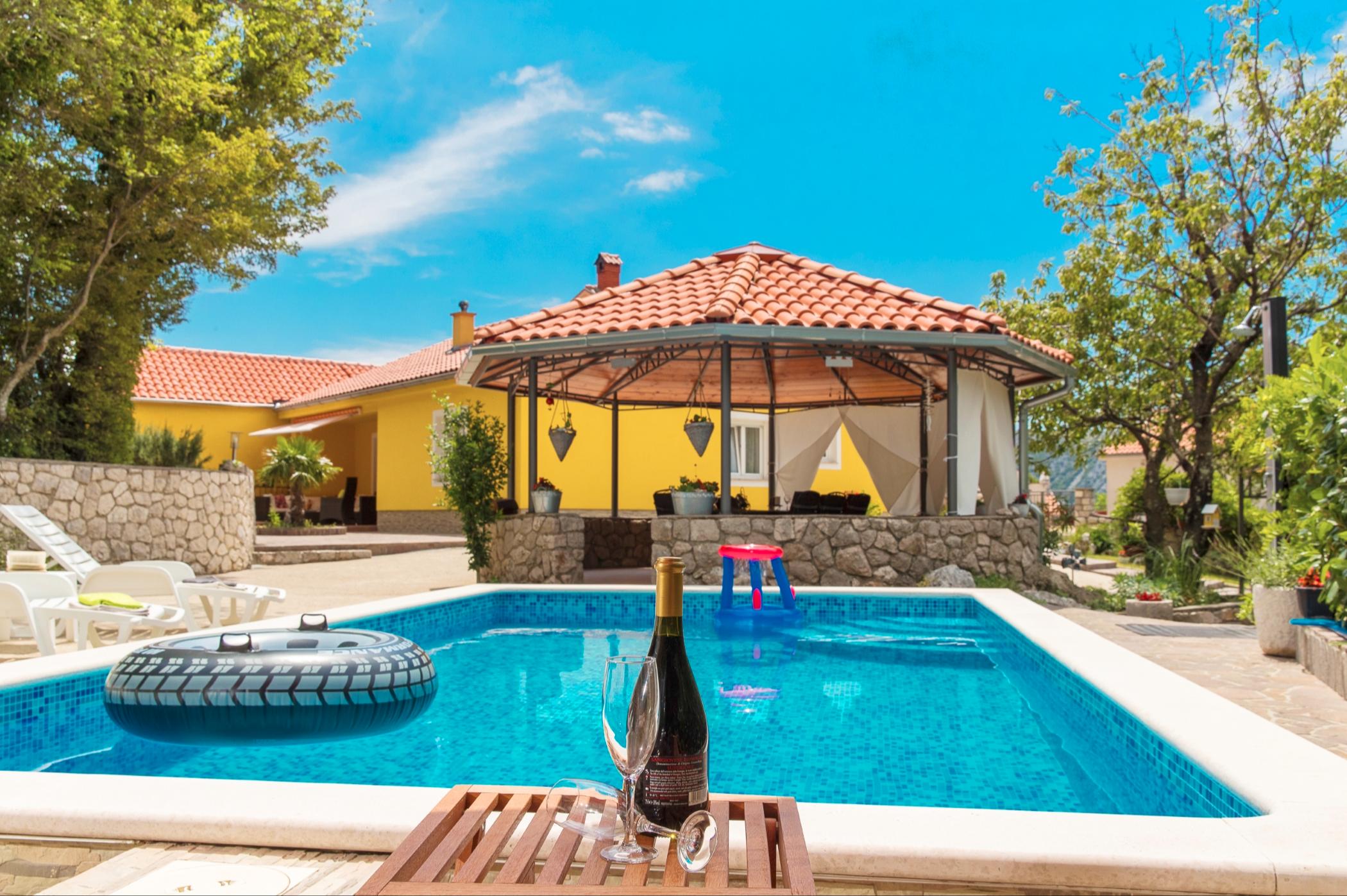 Haus mit Pool umgeben von Natur, ideal für einen erholsamen Urlaub