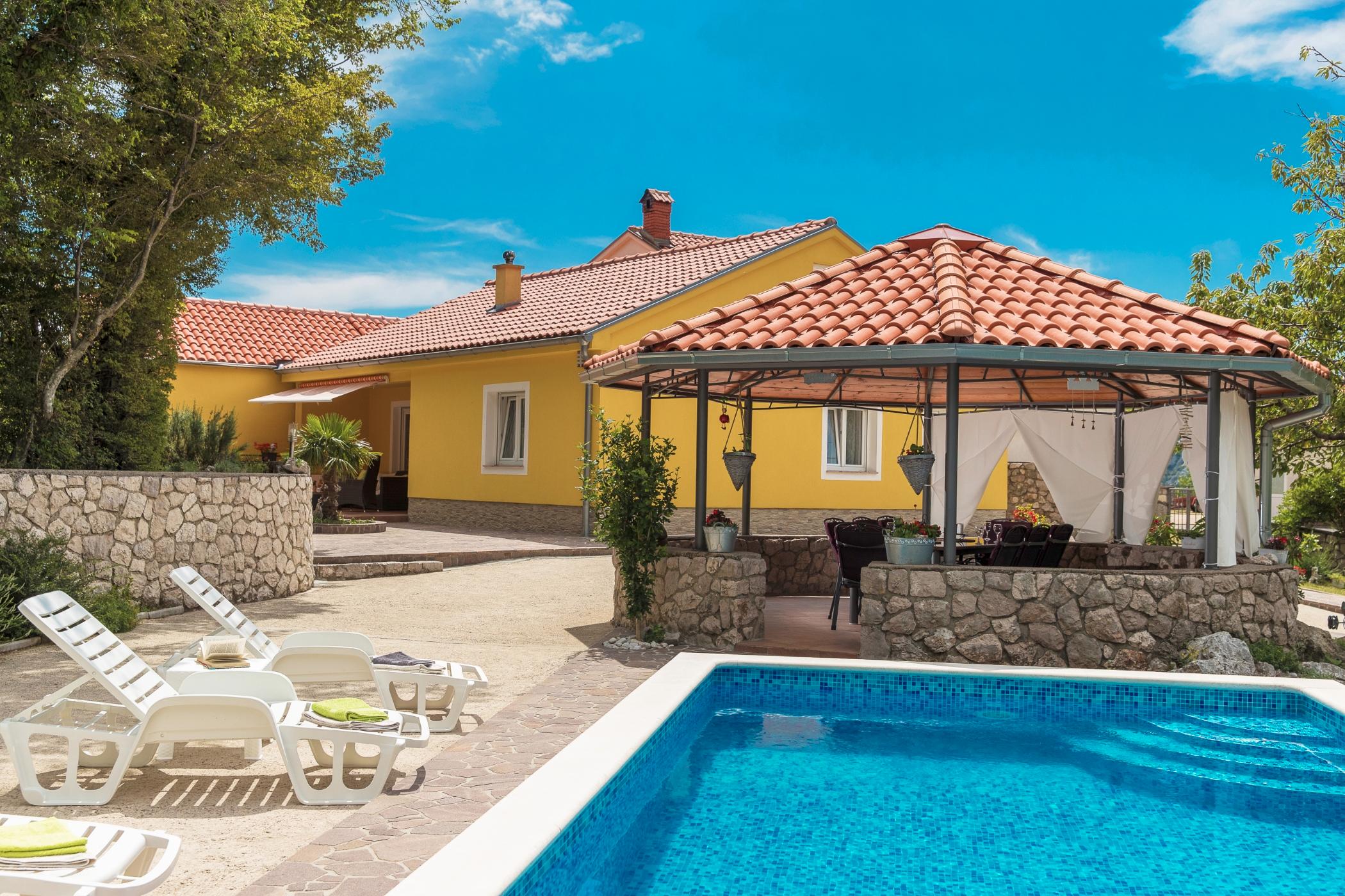 Haus mit Pool umgeben von Natur, ideal für einen erholsamen Urlaub