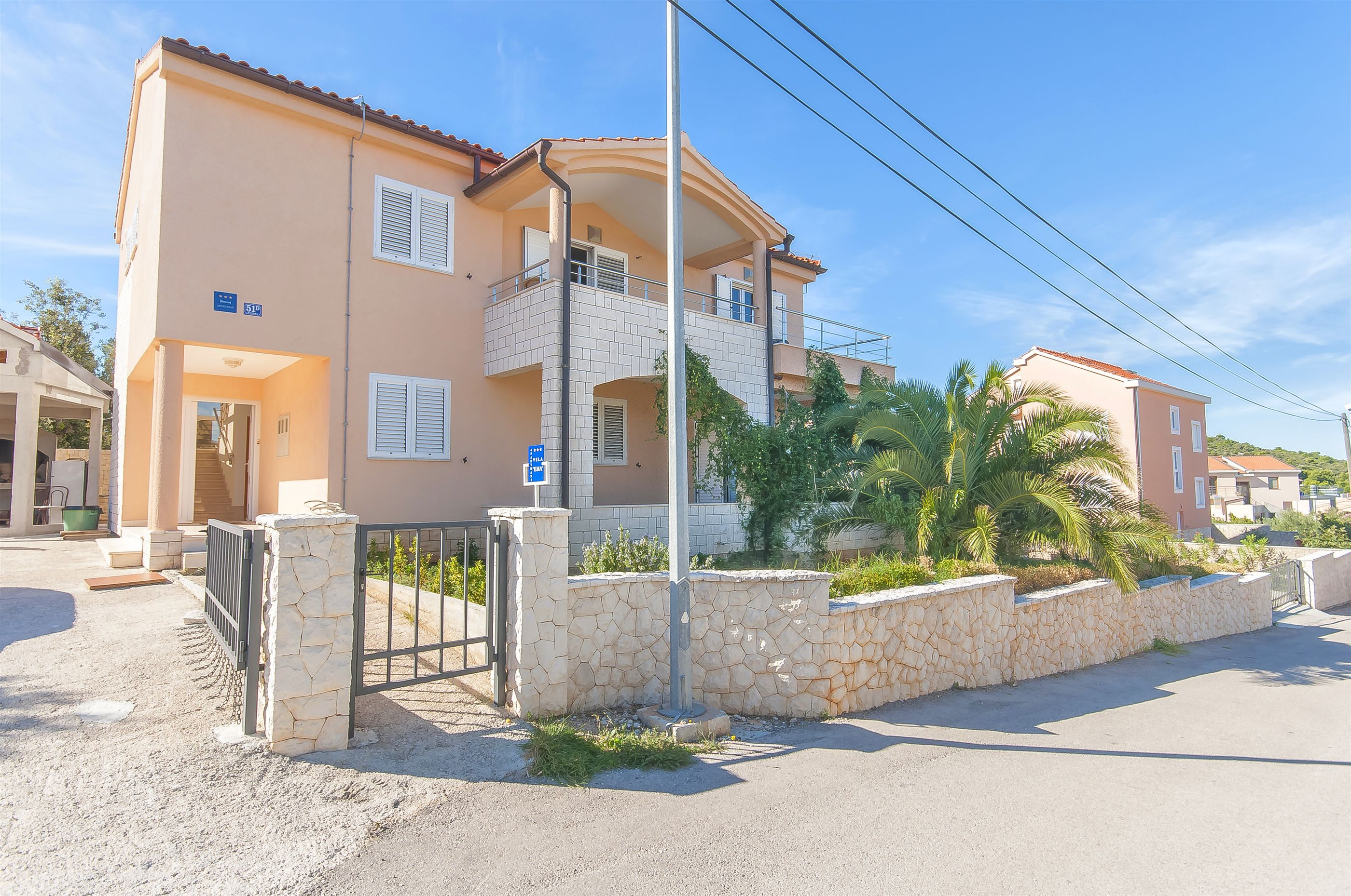 Schöne Ferienwohnung am Meer mit Internet und Klimaanlage in Razanj
