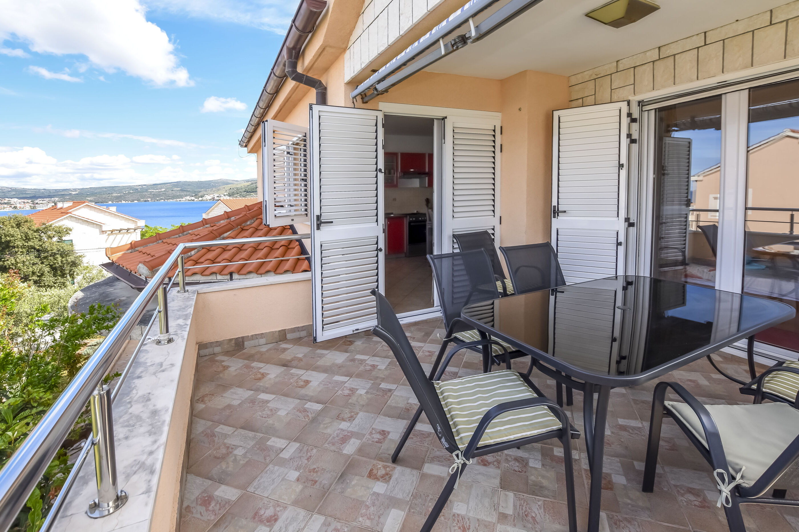 Schöne Ferienwohnung am Meer mit Internet und Klimaanlage in Razanj