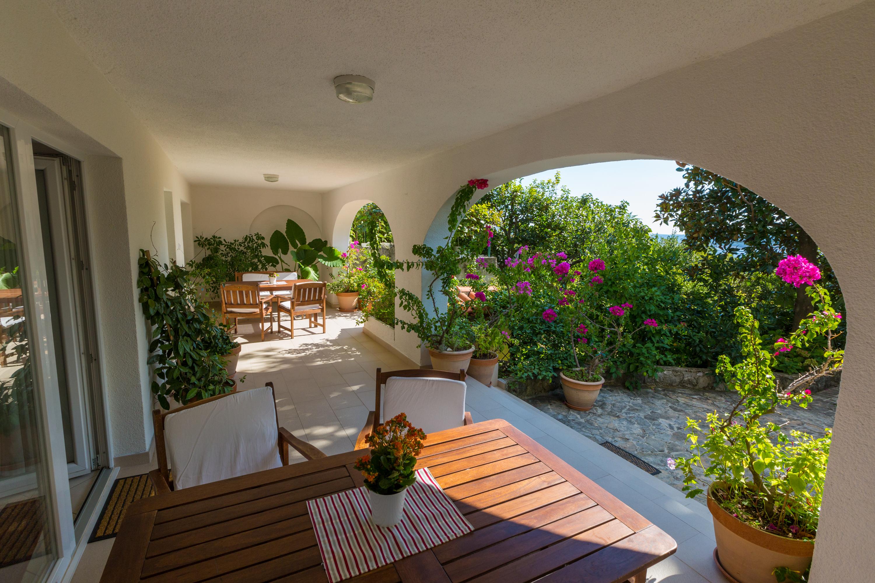 92 m² EG-Wohnung, überdachte Terrasse & Weinkeller