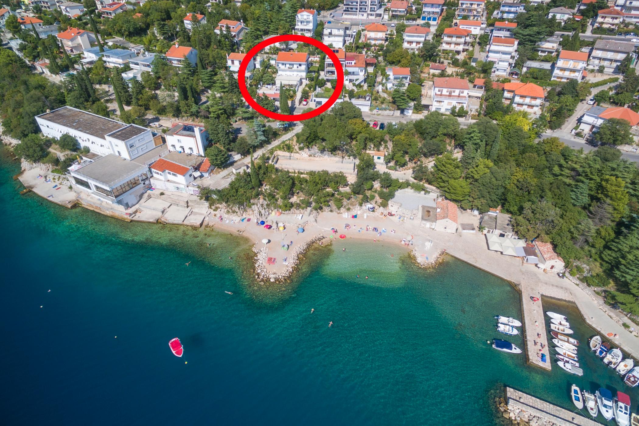 Strandnahes Studioapartment im Ort Dramalj mit schattiger Terrasse