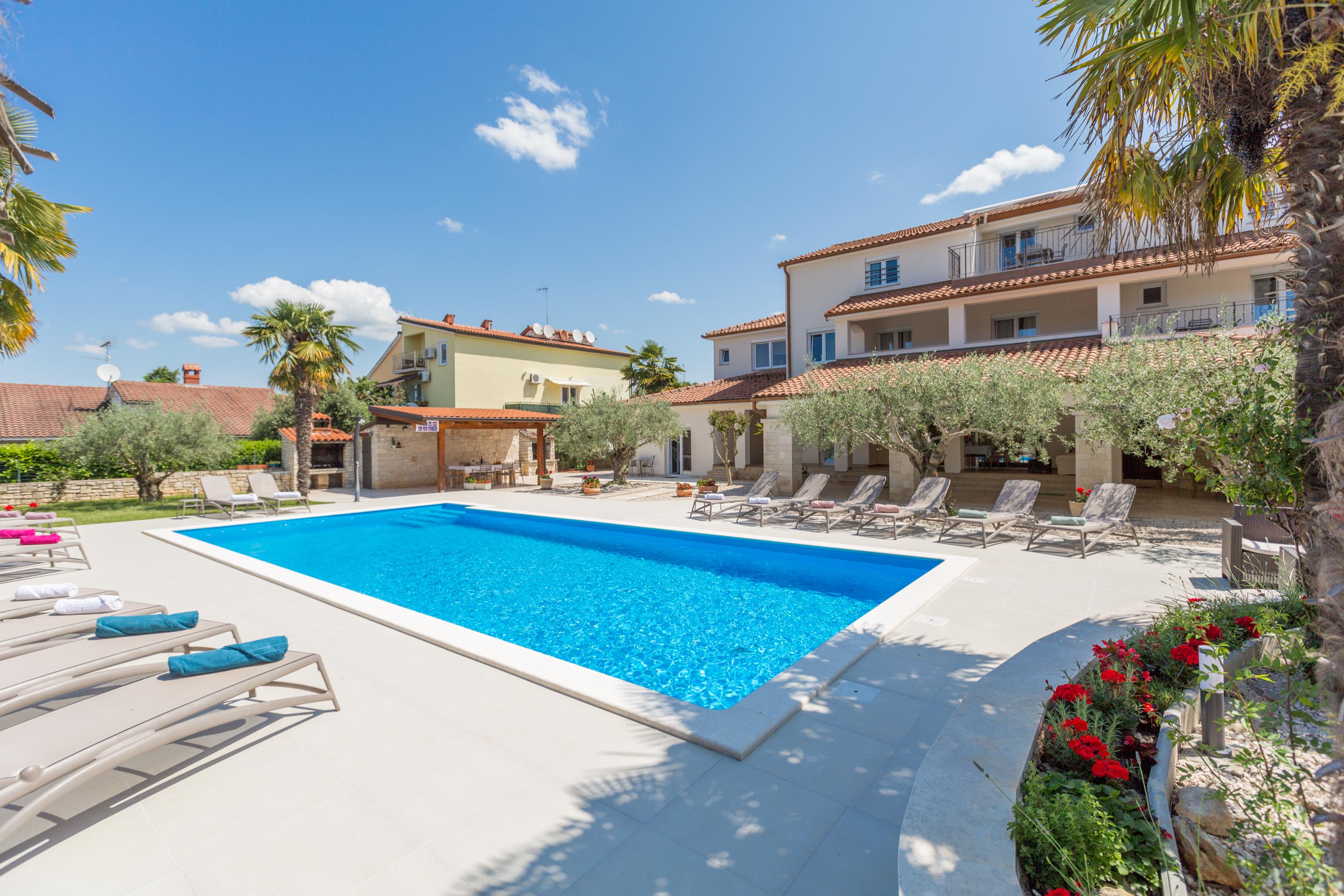 Moderne Fewo mit Pool und schönem Garten 