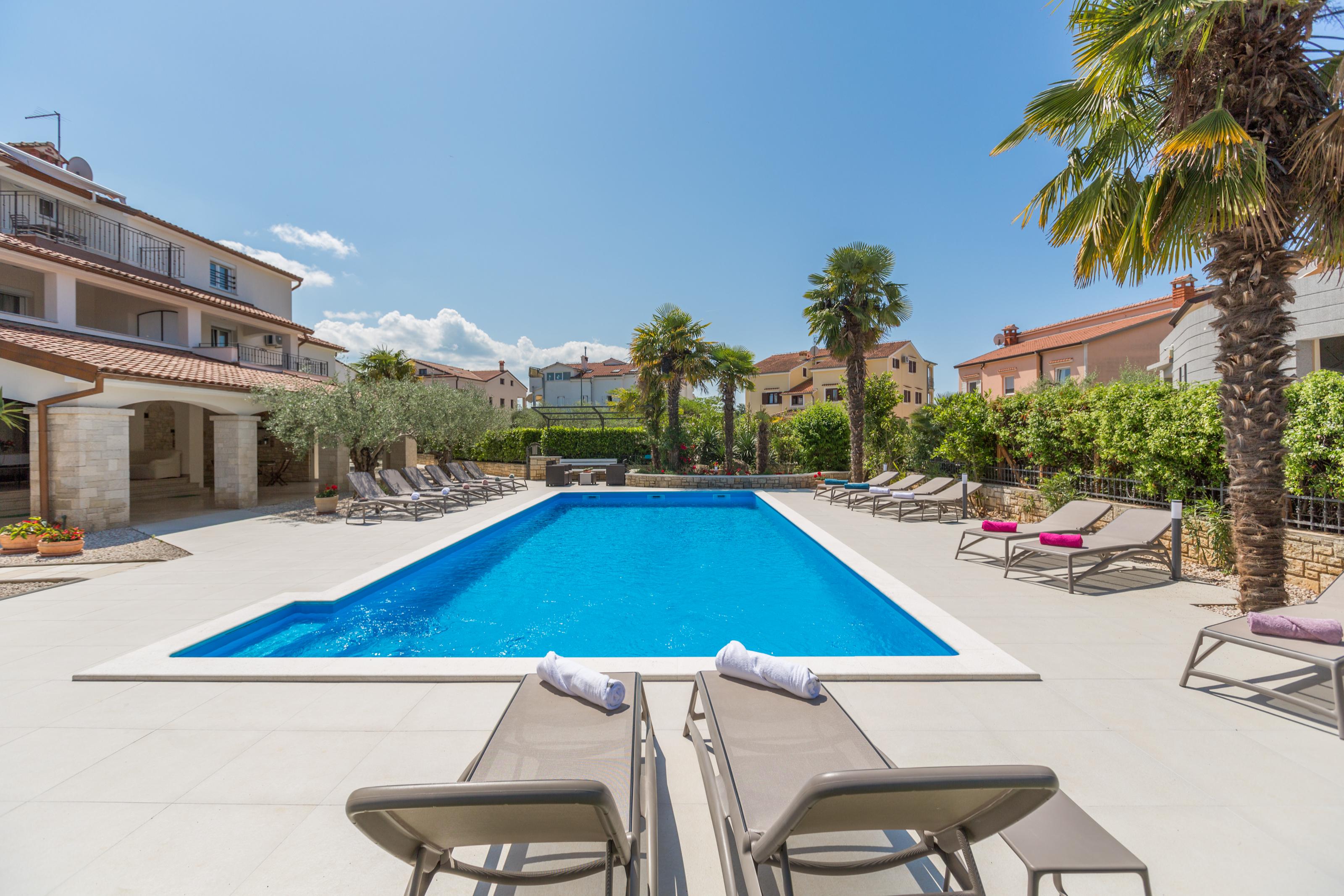 Moderne Fewo mit Pool und schönem Garten 