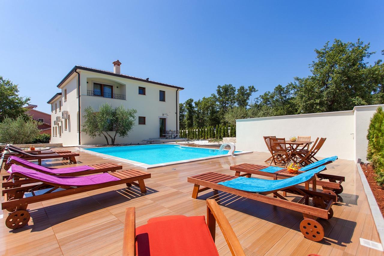Ferienwohnung mit Pool, Garten, WLan und Klimaanlage 