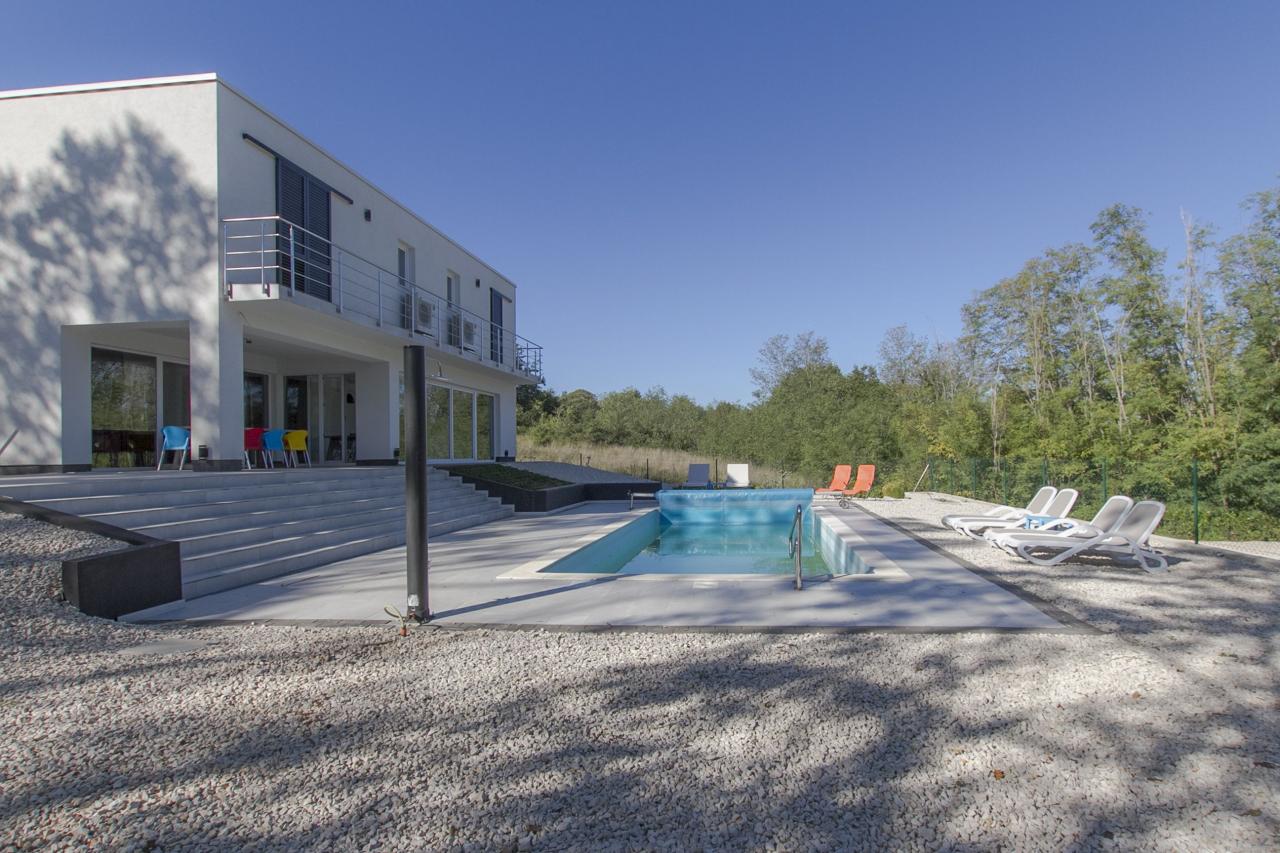 Moderne Villa mit Pool in ruhiger Lage für bis zu 8 Personen