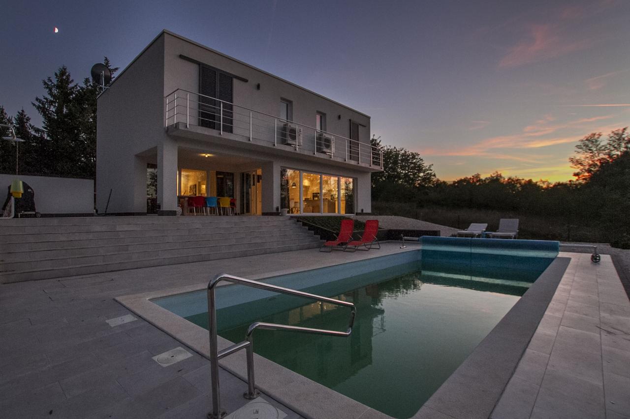Moderne Villa mit Pool in ruhiger Lage für bis zu 8 Personen