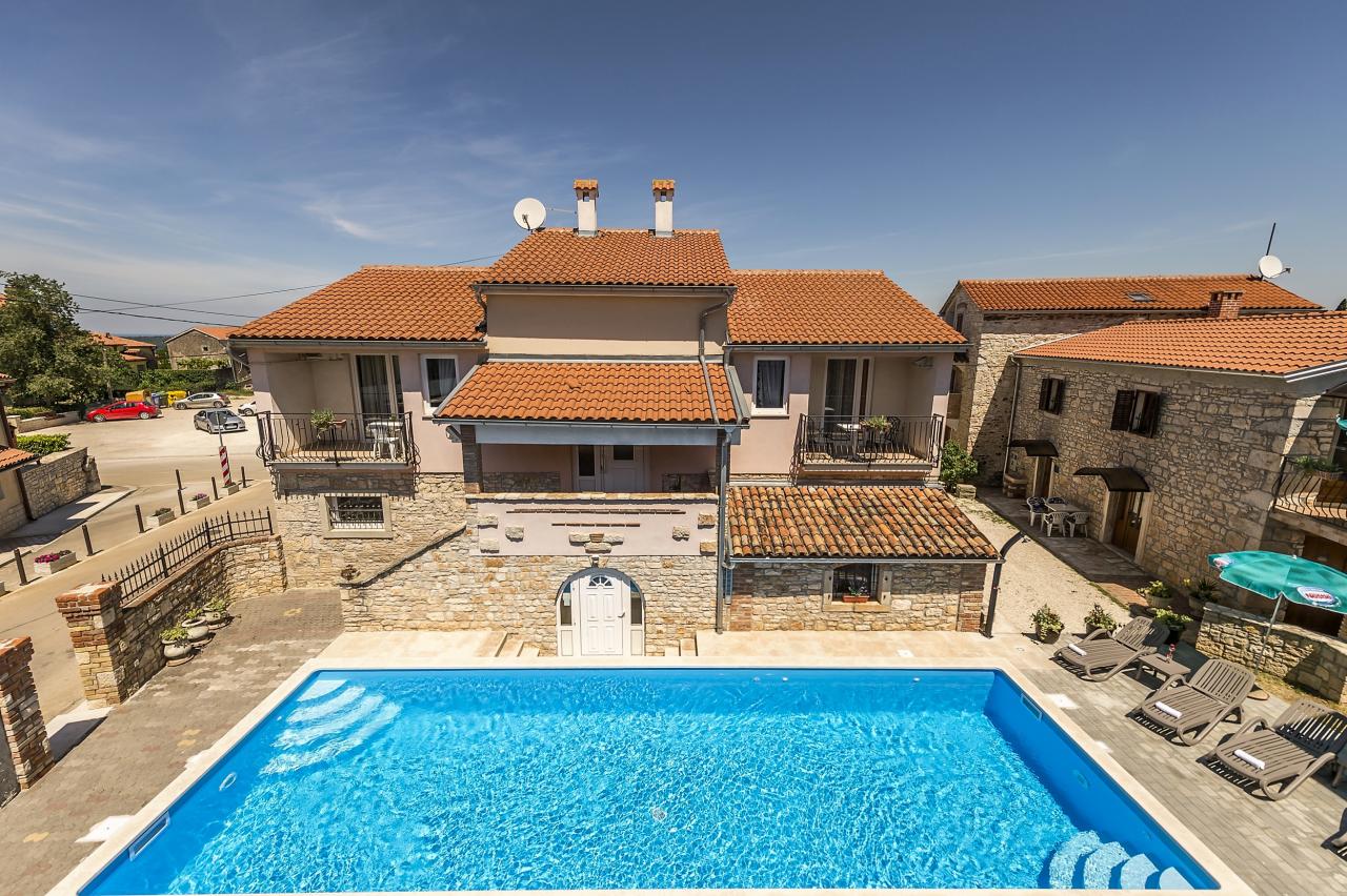 Neue Ferienwohnung mit Pool und Grill im Zentrum von Tar