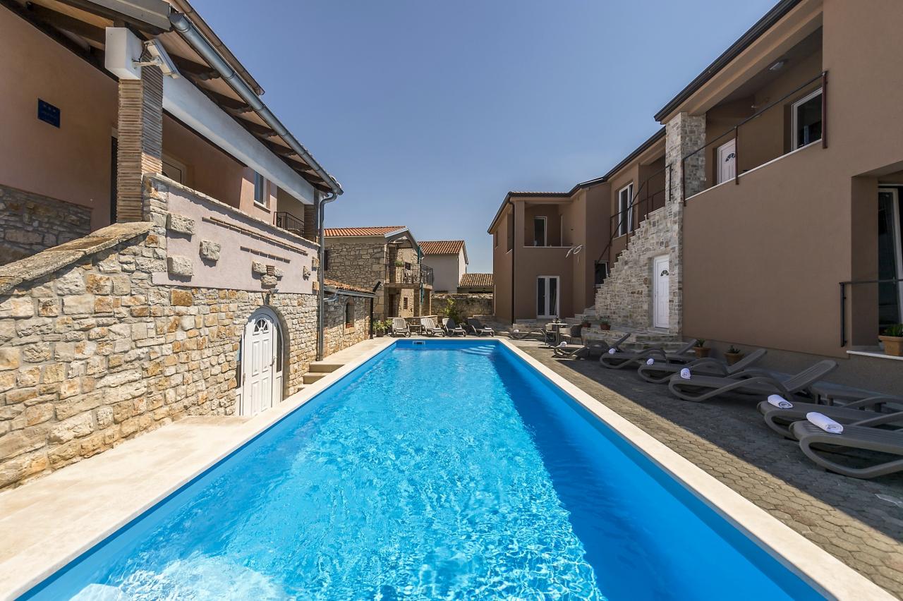 Neue Ferienwohnung mit Pool und Grill im Zentrum von Tar