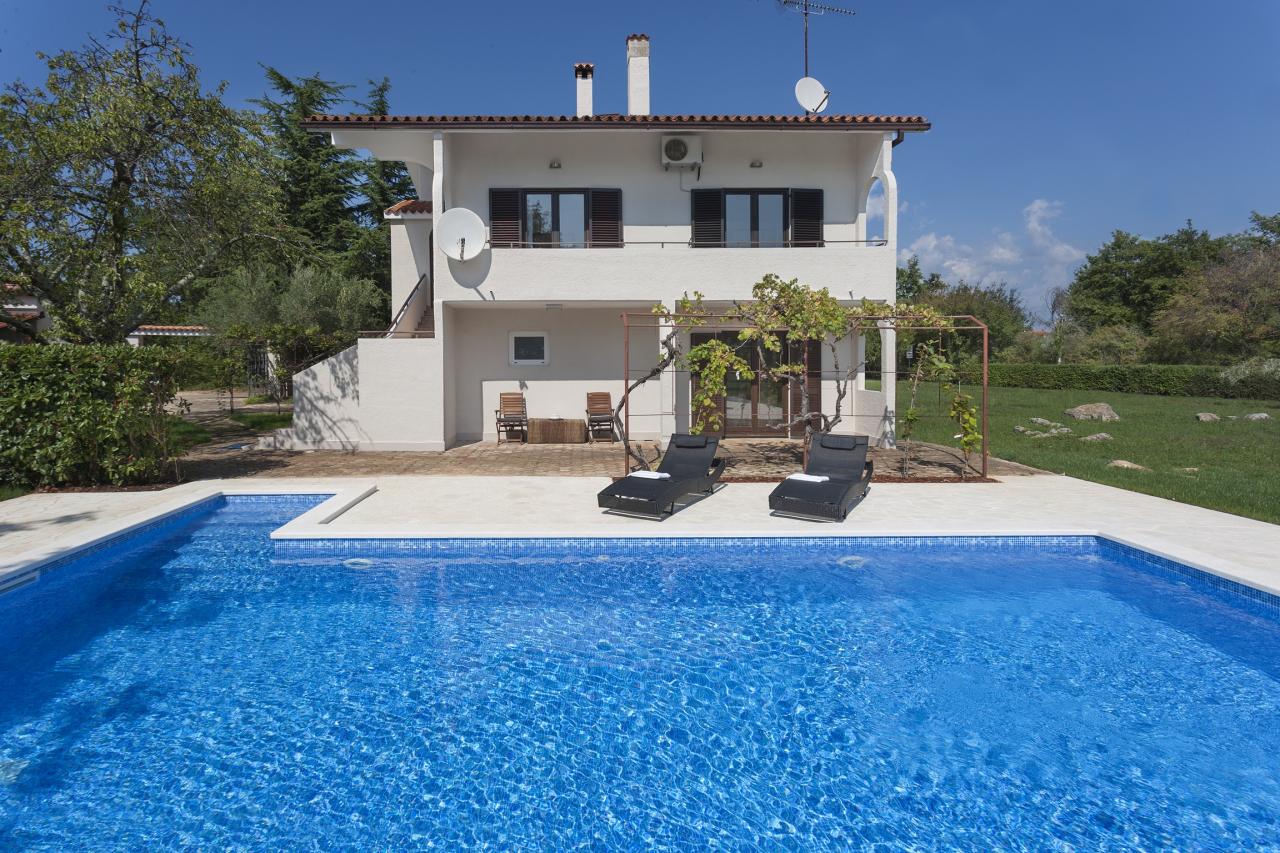 Wohnung mit Pool und großem Garten in der Nähe von Poreč und Meer