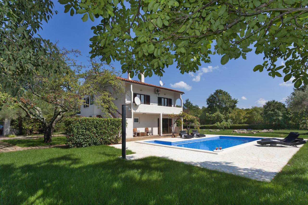 Wohnung mit Pool und großem Garten in der Nähe von Poreč und Meer