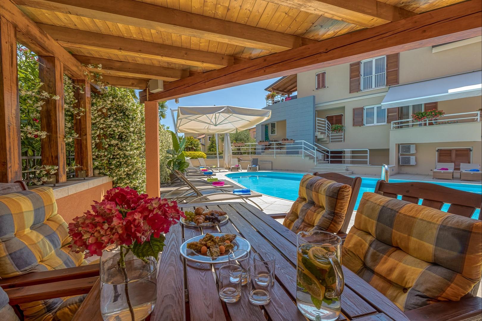 Schöne Ferienwohnung mit Pool, nicht weit vom Strand entfernt in Porec