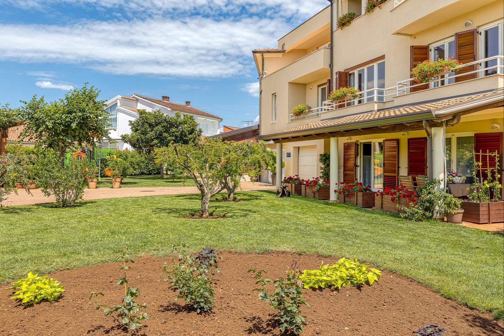 Schöne Ferienwohnung mit Pool, nicht weit vom Strand entfernt in Porec