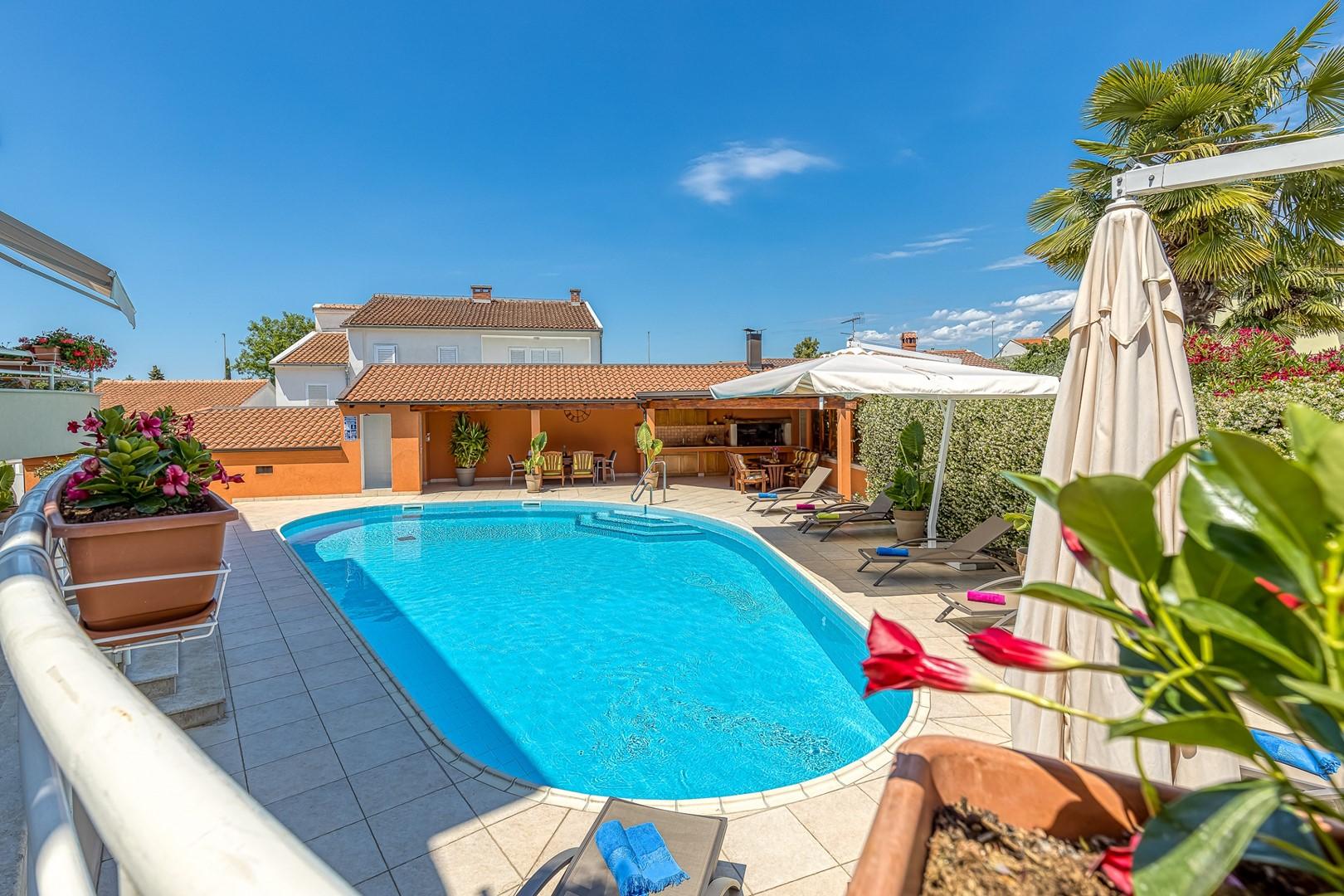 Modern eingerichtete Wohnung mit Pool, nur 800 m von  den Stränden