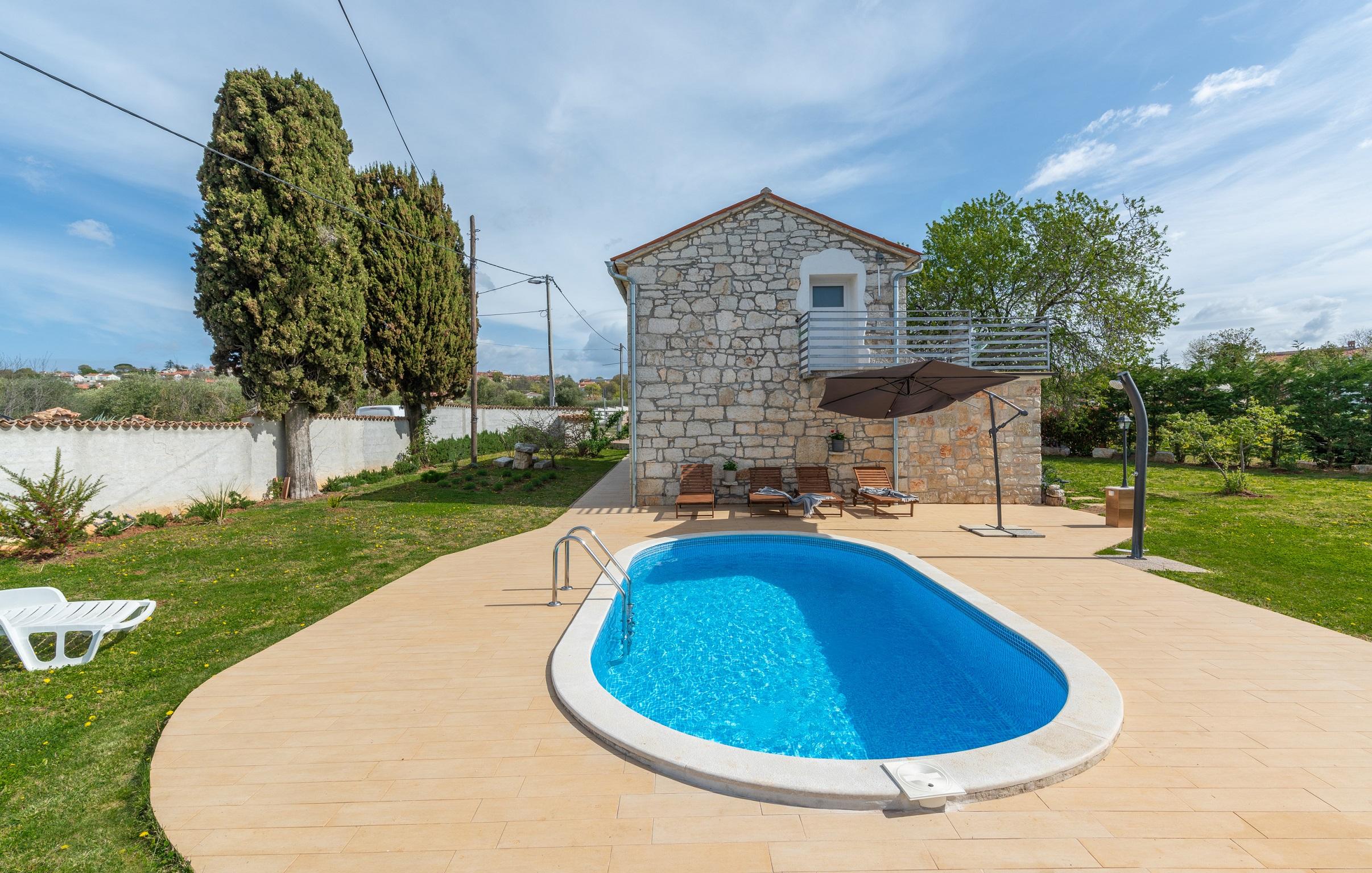 Neu gebautes Steinhaus mit Pool und großem Garten