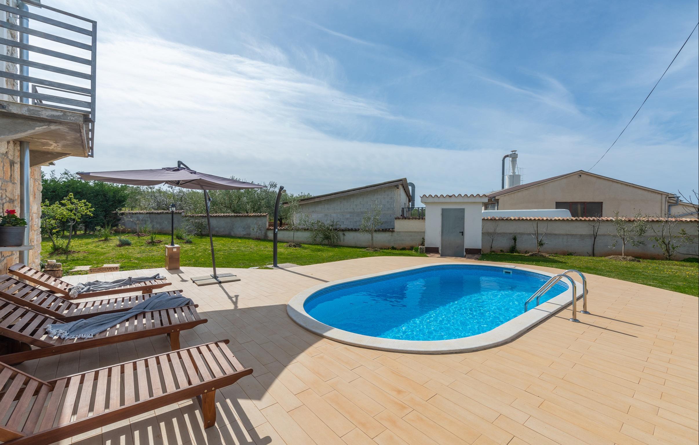 Neu gebautes Steinhaus mit Pool und großem Garten